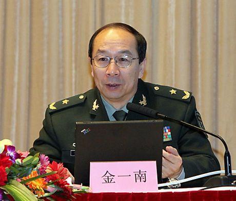 初中毕业的少将金一南，花15年写50万字《苦难辉煌》，为铭记英雄