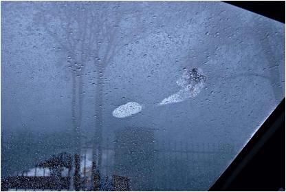 冬季雨天车窗起雾空调怎么调节,冬季如何开空调车内不起雾