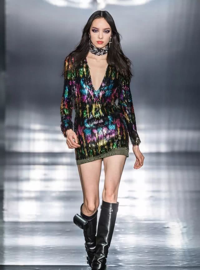 把裤子穿在肚脐上面会怎么样,把裤子扎进腰里的穿搭