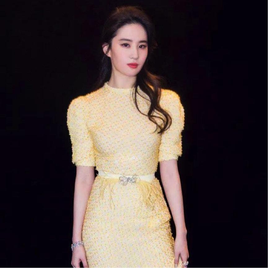 斜方肌明显怎么穿吊带,溜肩斜方肌刘亦菲