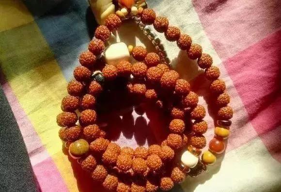 三日红小佛手包浆,这种菩提子盘玩包浆堪比小叶紫檀