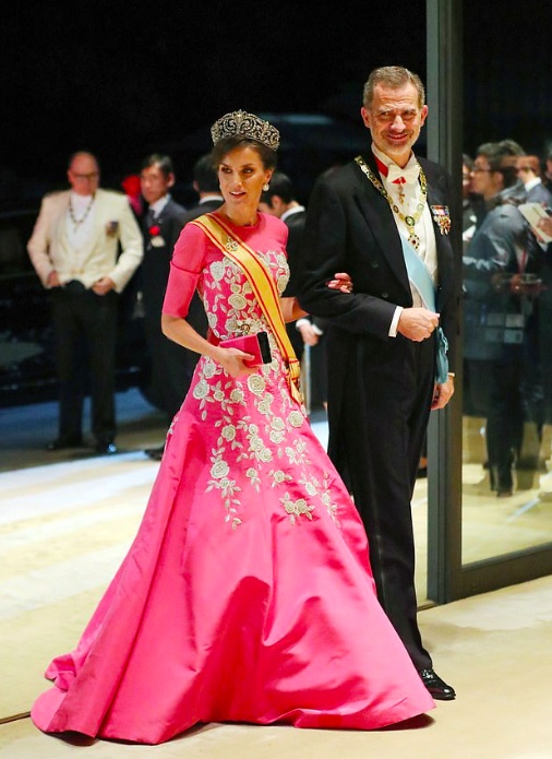 西班牙王后白衣红裙阅兵,西班牙王后出席奥运会