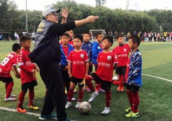 董路中国足球基本功,董路带领足球小将走进赛场