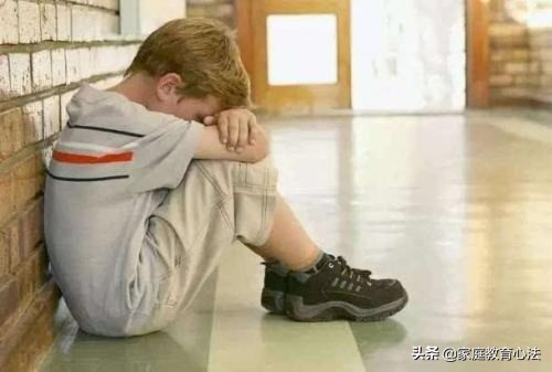 孩子很内向胆小家长该怎么引导,孩子内向胆小如何教育呢