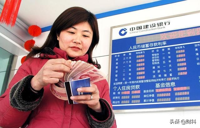 银行误将8000元打成8万法院怎么判,银行错将800元打成800万怎么样了