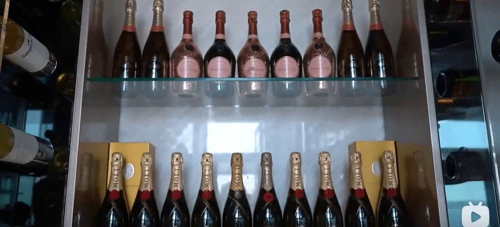 迪拜男子奋斗十年买下劳斯莱斯,迪拜小伙卖掉劳斯莱斯买法拉利