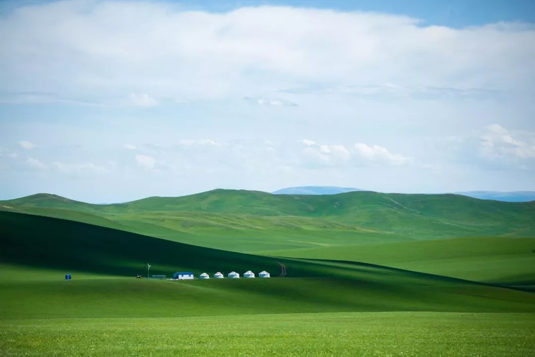 初学摄影需要买的基本器材 (新手入门摄影买什么相机)