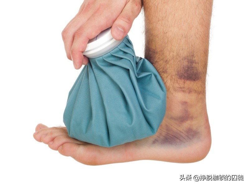 打球崴脚48小时后还要冷敷吗,打球崴脚冰敷后第二天更肿了