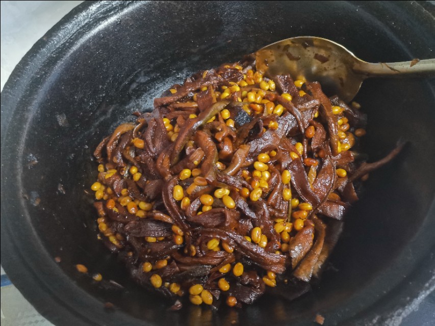 铁锅可以煮咸菜吗,用铁锅烀萝卜缨子咸菜