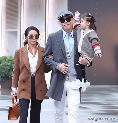 租别墅炫富网红夫妻,宝马秀恩爱