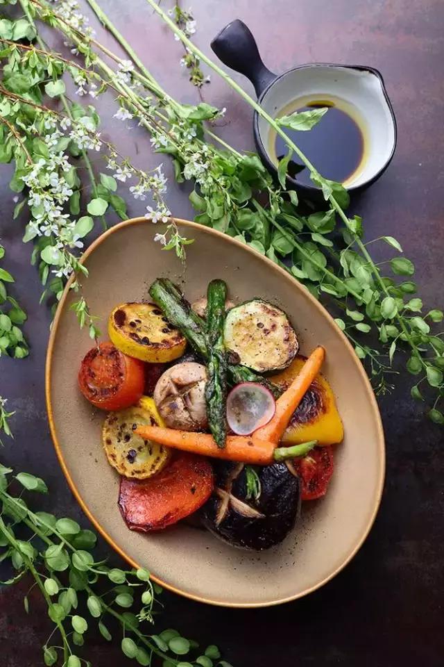 她在北京开了一家可以吃的花店，受众人追捧，还引来了李健