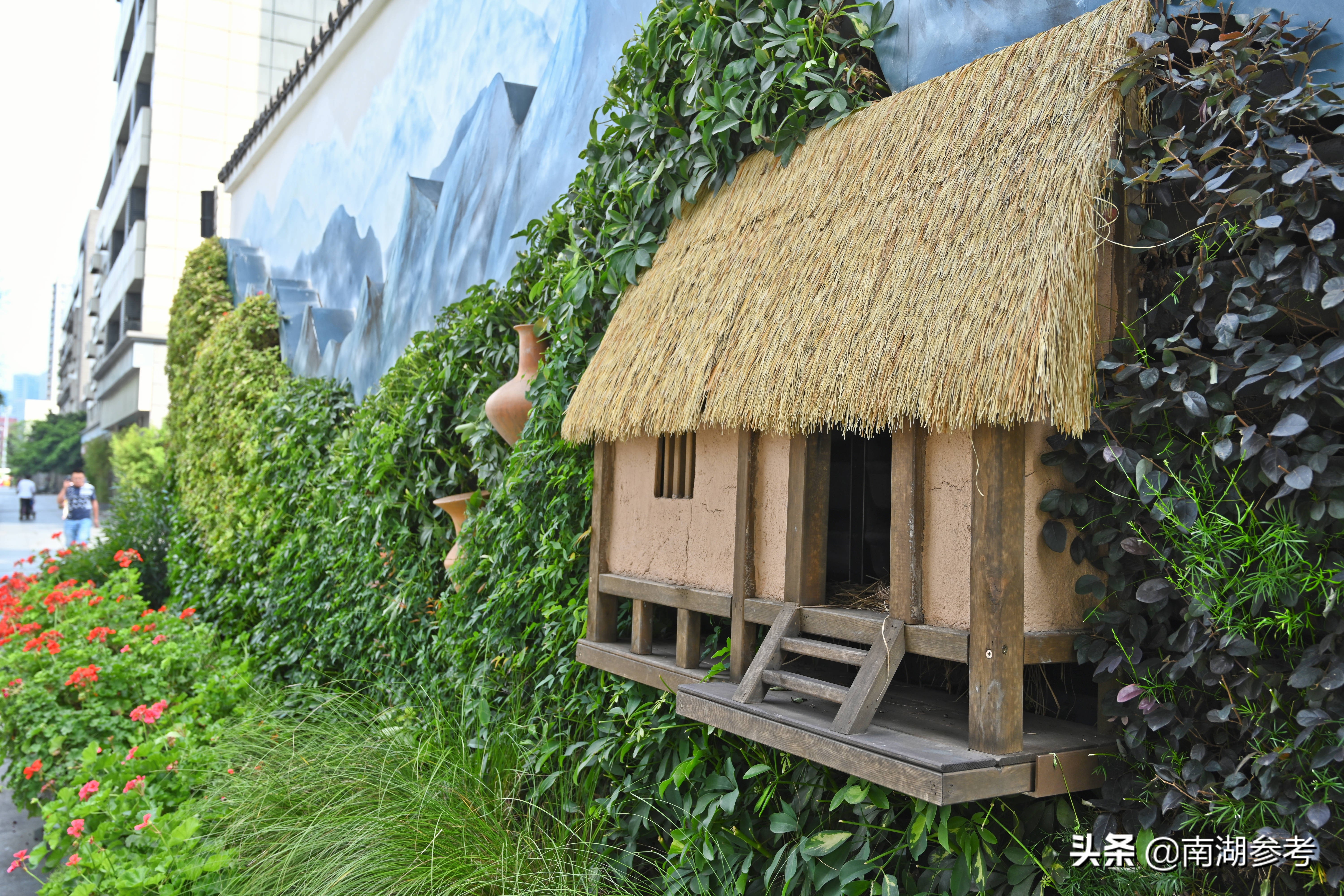 成都街头现3D木屋陶器玉璧墙绘风景“破”墙而出如画卷