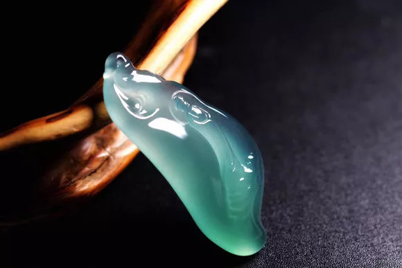 没想到居然是这样的翡翠原石,一件不起眼的翡翠原石