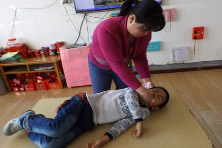 宝宝出现高热惊厥时家长怎么做？,宝宝惊厥急救的正确方法