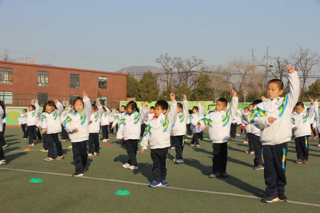 寒冷的冬夜挡不住奔跑脚步,寒冷挡不住小朋友的运动热情