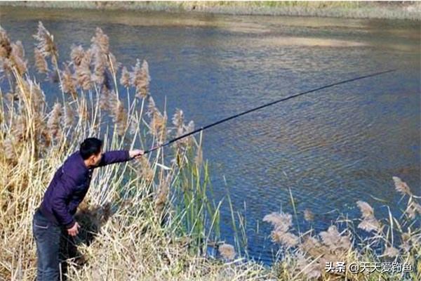 早冬钓鱼用什么饵最好,冬天钓鱼找底的简单方法