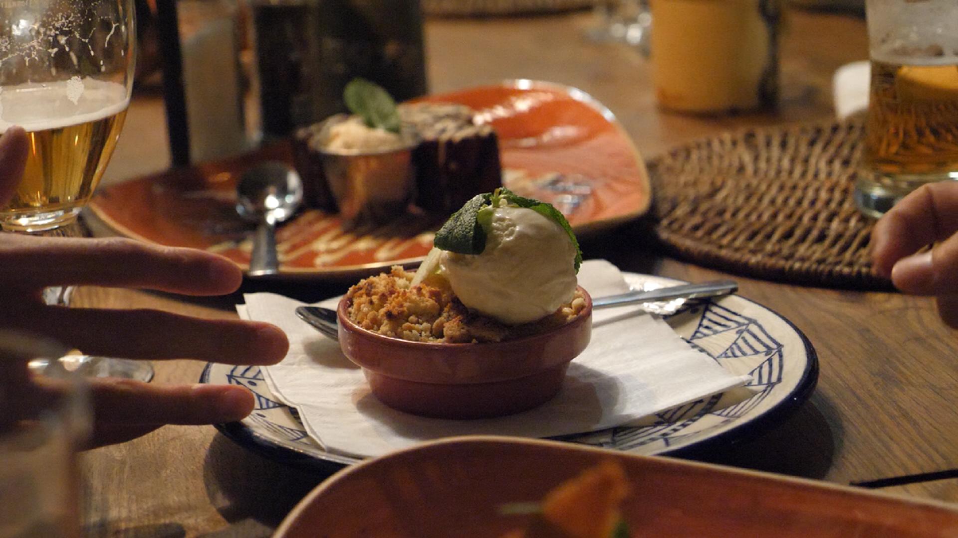 中国小伙为何吃饭脸上被涂彩绘？看非洲高档菜馆的特殊之处