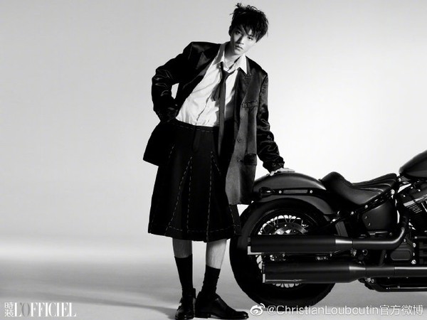 cl红底高跟鞋侧面镂空,cl红底高跟鞋上脚效果