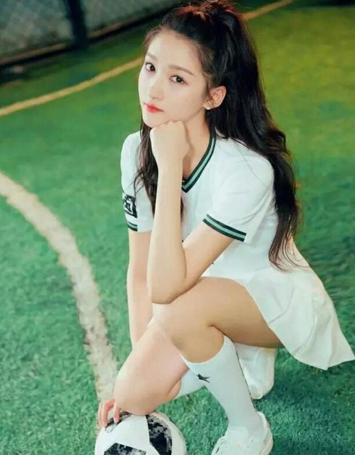 关晓彤足球照片,有种发育过猛叫宋雨琦