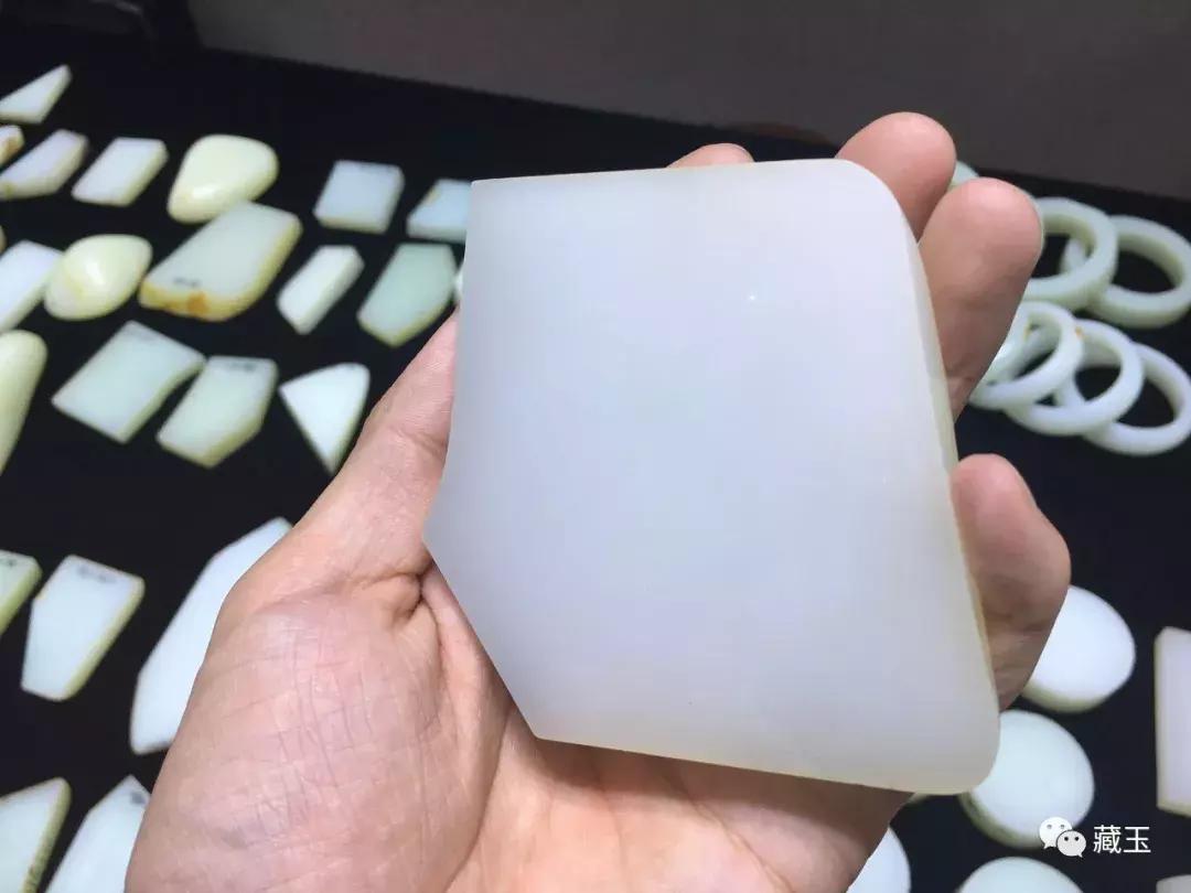 和田玉俄料值不值得入手,和田玉籽料和俄料到底有什么区别