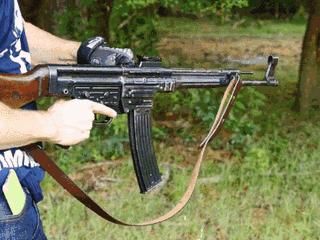 火力凶猛的冲锋枪：为何现代*队军**步兵班不再用，因为“天生”弱点