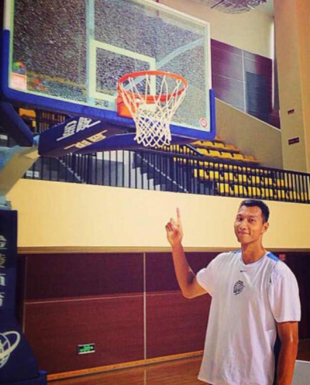 扣碎篮板的场面:乔丹把篮板搞得稀碎,鲨鱼用19个扣坏的筐做成树