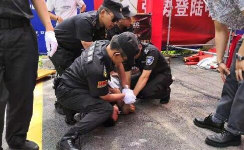 香港影星任达华参加活动时被捅伤，有网友爆料称，对方捅错了人