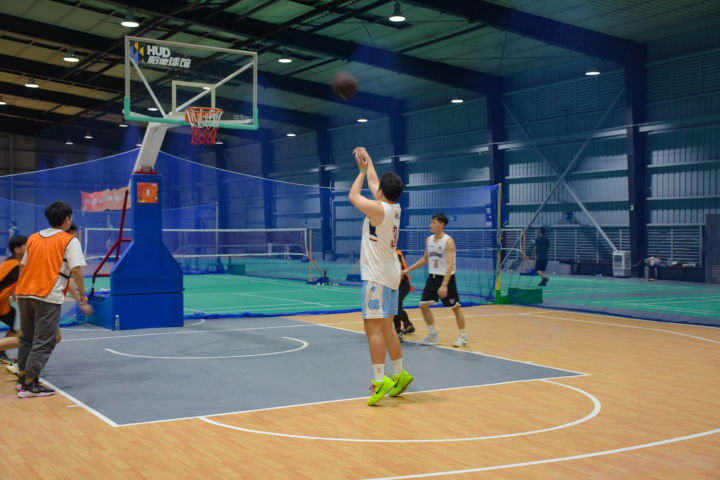 在叩丁狼1024怎么过？当然是“打爆”校长，挑战高颜值篮球博主