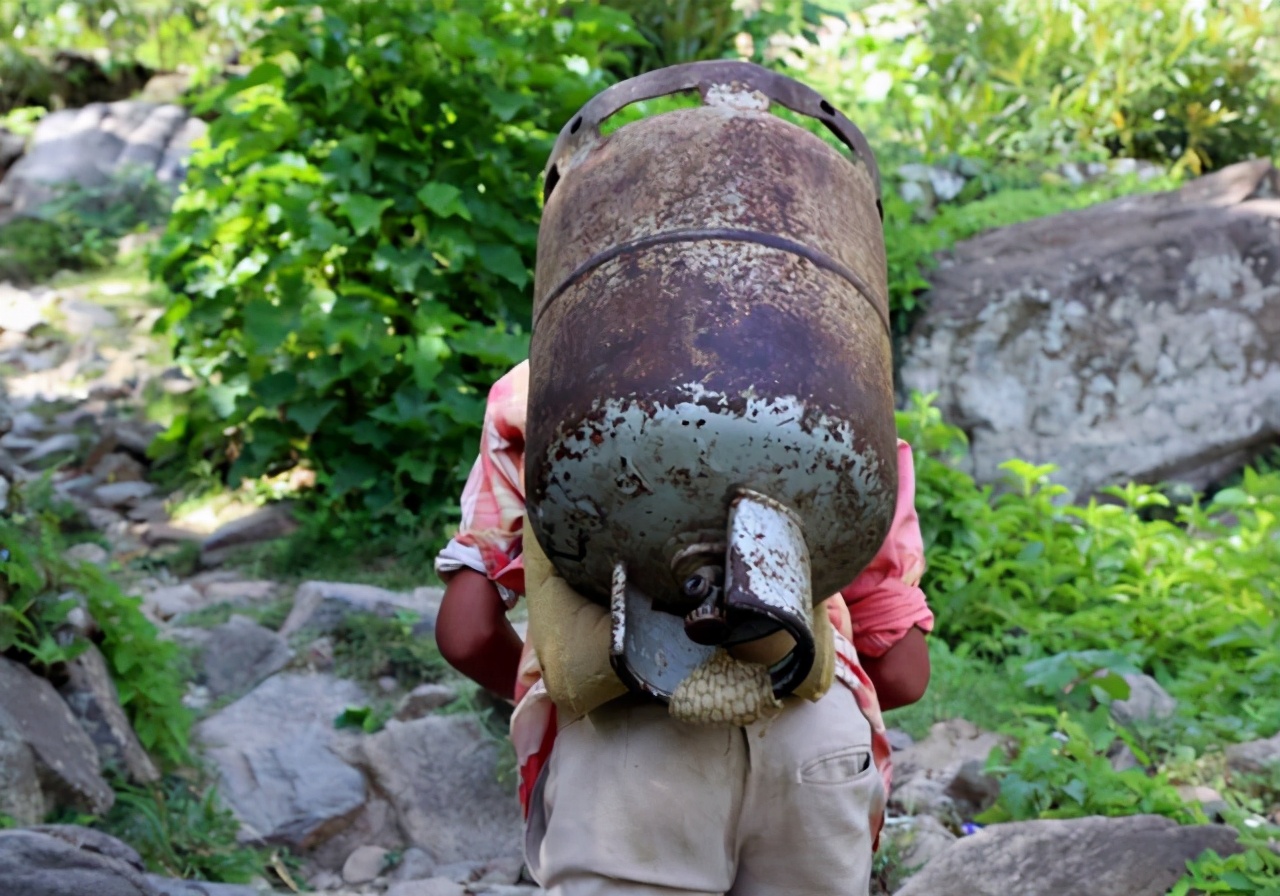 老汉扛煤气罐16年,62岁老汉扛煤气罐供出女博士
