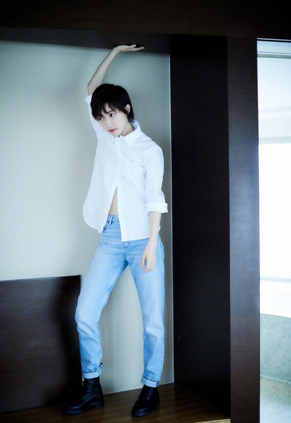 焦俊艳穿薄款牛仔裤,焦俊艳日常穿搭泥石流