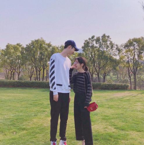 春天约会不穿裙装也美，六套情侣裤装时髦显活力，你的衣柜里也有