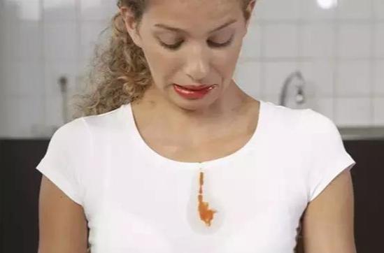 衣服上的油渍怎么洗才能彻底去除,衣服有油渍怎么清洗衣服