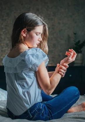 被马蜂叮咬后怎样处理,小磕小碰刮擦自己处理