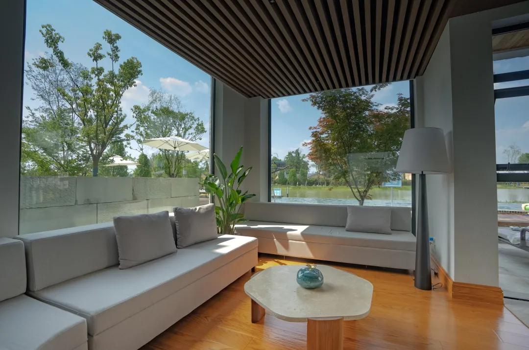 「觅趣小镇新都·原舍绿茵」湖畔泳池，畅玩斑竹园足球音乐小镇