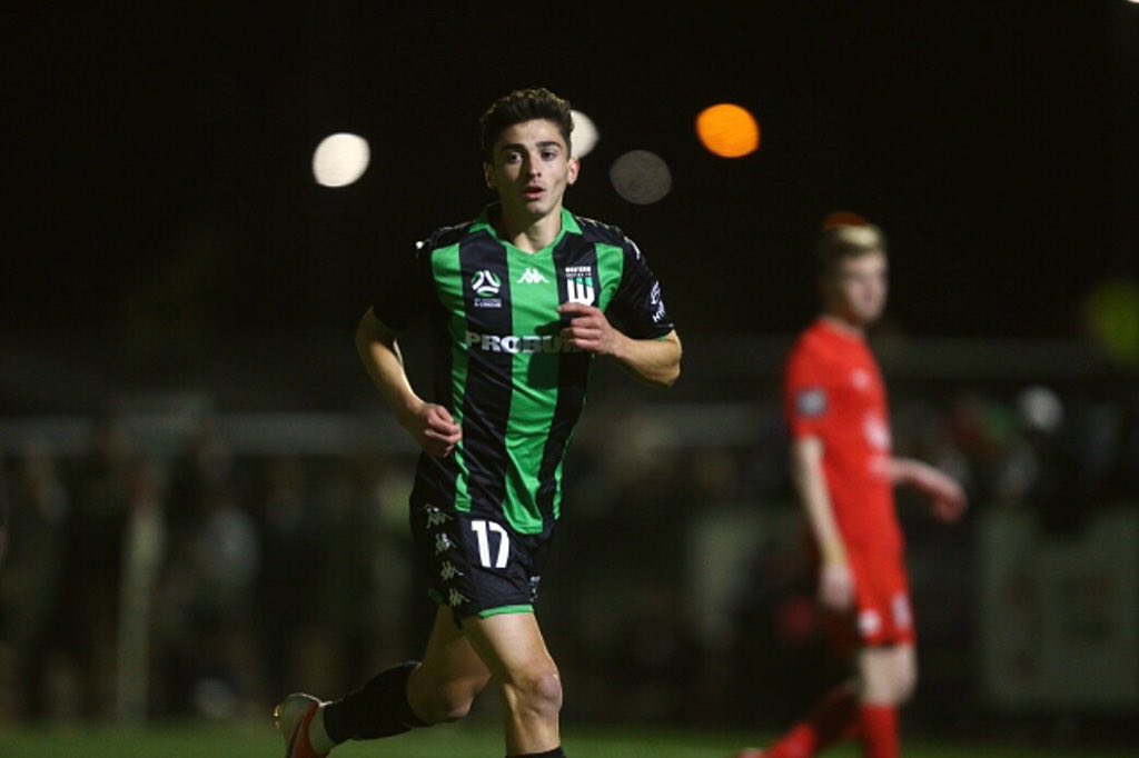 足球运动员为什么不能出柜,第一位出场的中国选手