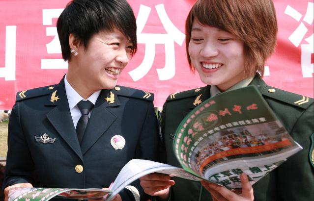 大学当兵报地方还是学校名额好,女艺术专科当兵大一好还是大二好