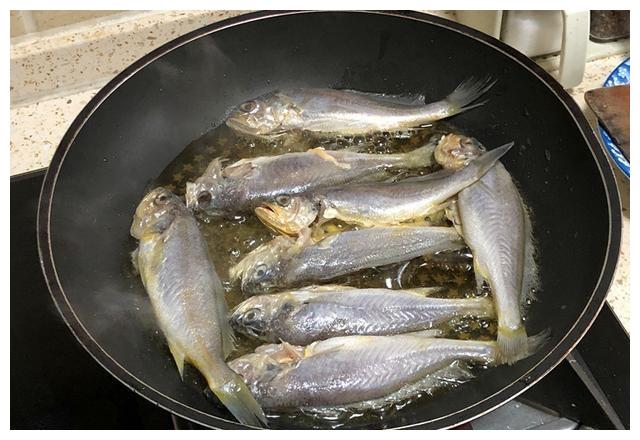 鱼怎么煎不粘锅不掉皮视频讲解,煎什么鱼不粘锅不破皮