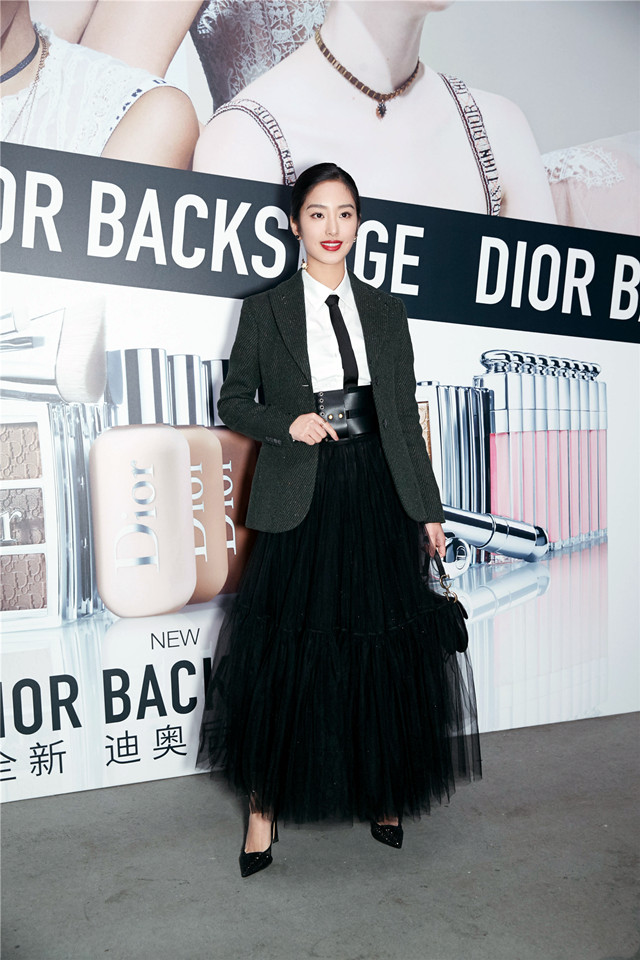 杨采钰穿绿色裙子,杨采钰秋款风衣穿搭