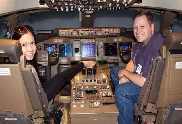 无手臂女孩开车,无臂女孩用脚玩王者荣耀