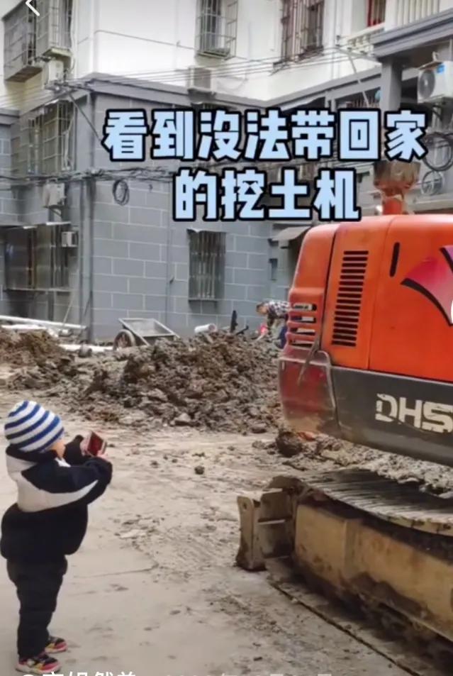 痴迷挖掘机的小男孩,为什么小男孩都喜欢挖掘机