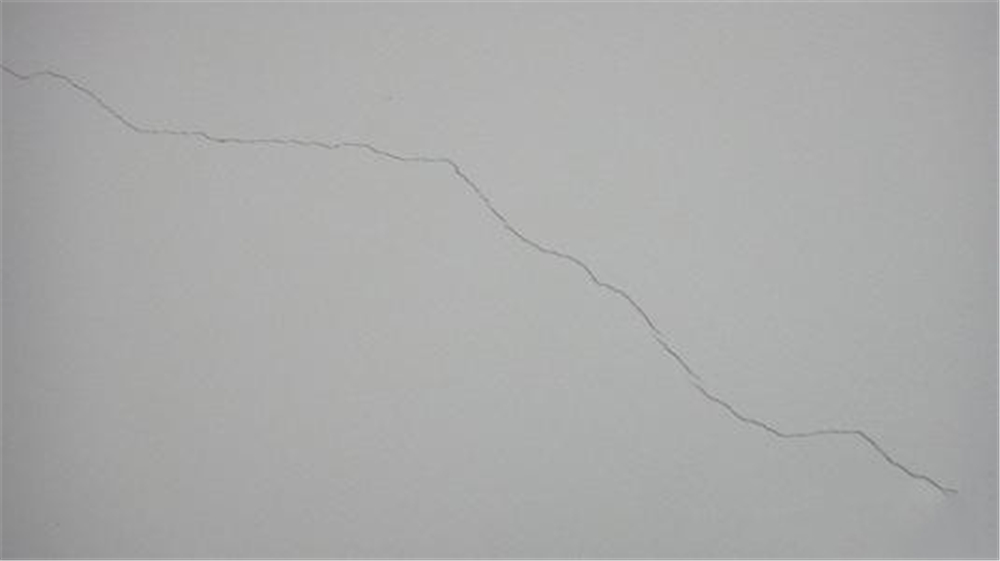 墙面受潮开裂怎么办,墙面受潮起皮脱落找谁处理