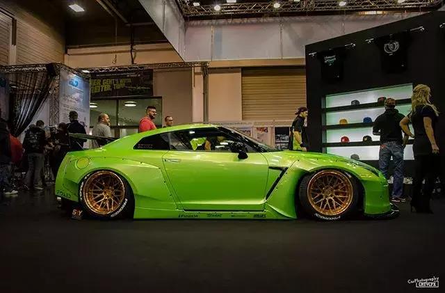 自从坐上了小姐姐的GT-R之后，天天都能体验速度与激情的快感