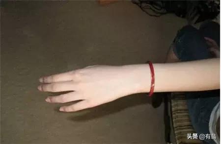 翡翠手镯戴的方法,玉手镯要怎样戴和脱