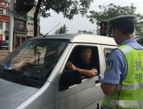 贵州一辆面包车，车牌价值200万，交警：见一次查一次
