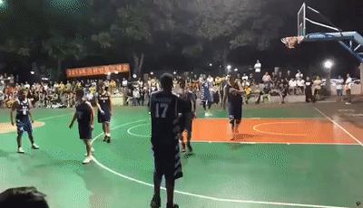 野球场篮球垫脚瞬间,野球场恶意垫脚集锦