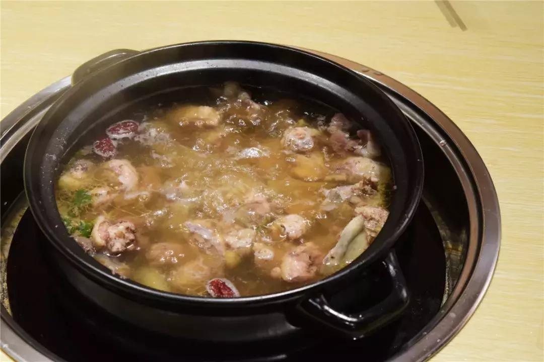 南海里水有间人气爆棚的食府，鳄鱼龟走地鸡煲只需158元！