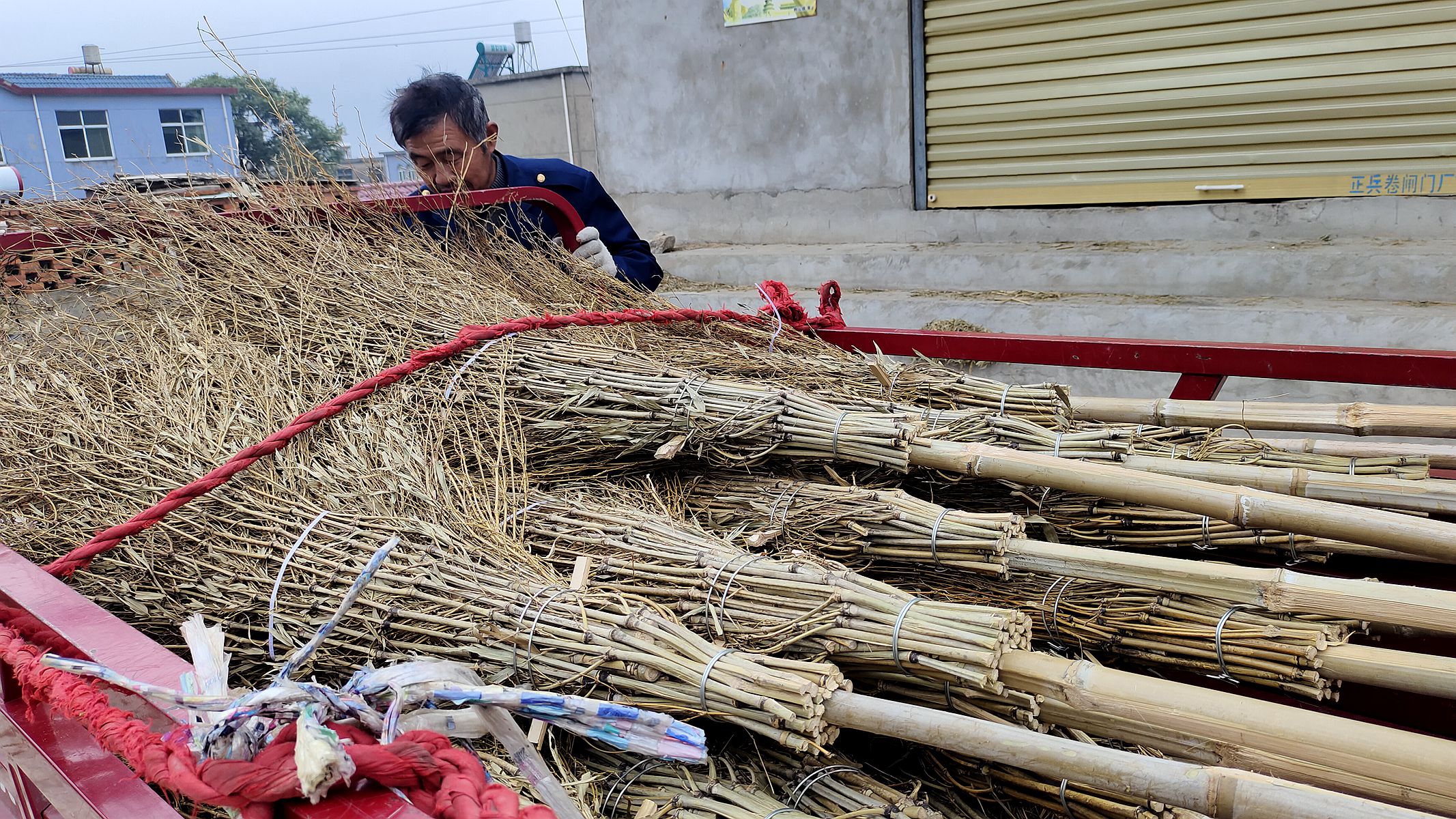 绑扫把老手艺即将失传的手艺,怎么扎竹扫把最简单方法