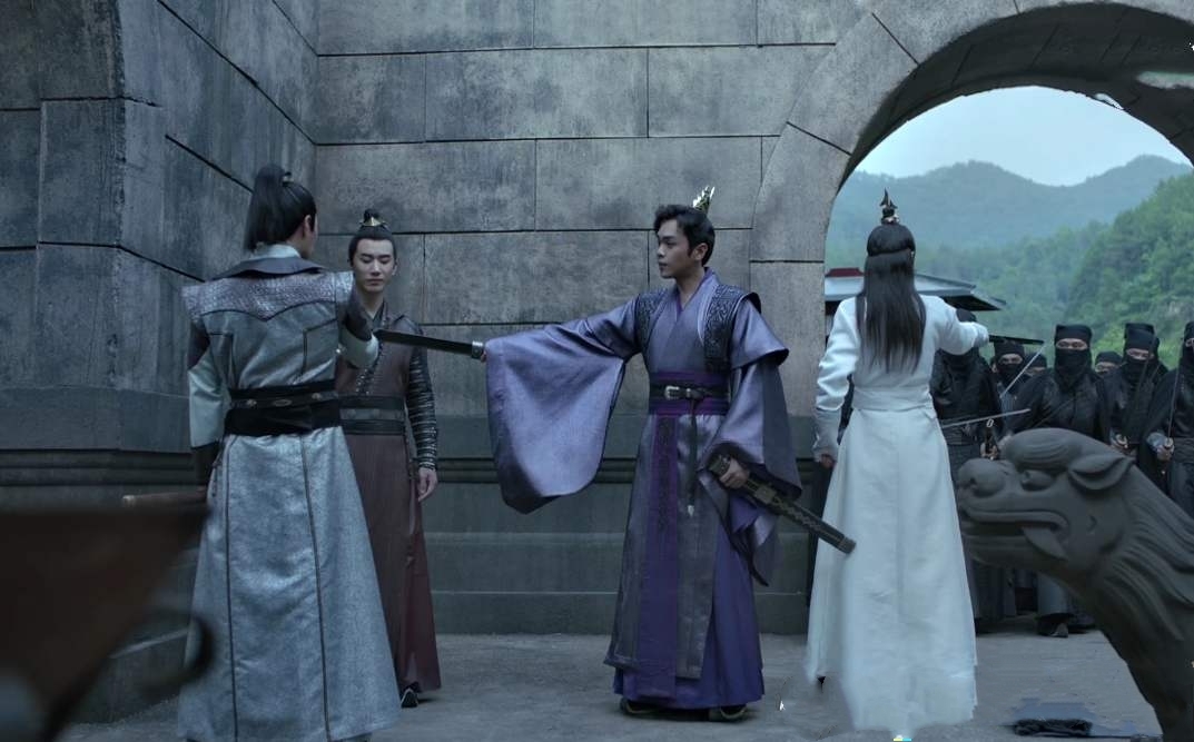 蹭不蹭热度不好说，编辑二字用的妙！替许凯撇清，夸赞有些假