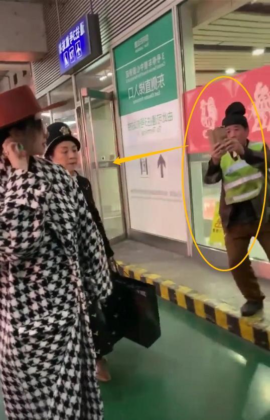 范冰冰穿红裙胖出小肚子,范冰冰近期穿露脐装