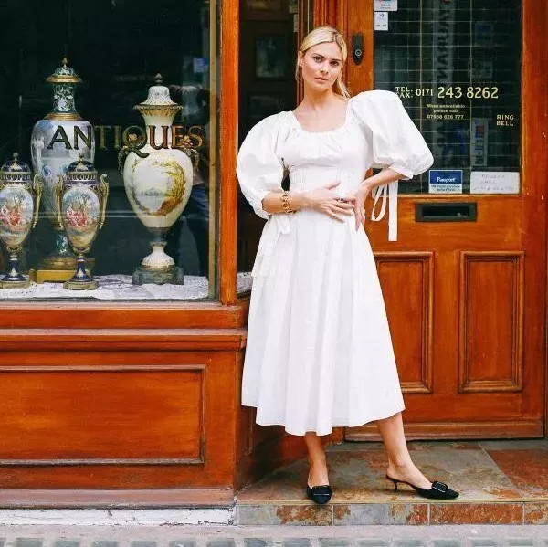 来不及减肥？今夏流行的“显瘦”方领单品，它可以拯救你